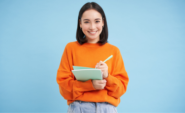 proposta-de-intervencao-do-enem Jovem estudante sorridente com caderno e caneta, representando uma postura de intervenção no ENEM, em fundo azul, ideal para materiais de preparação para a prova.