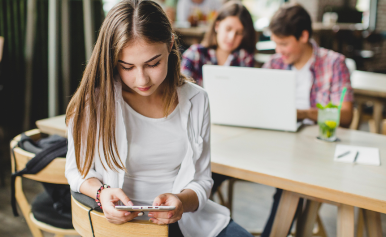 nova lei restringe o uso de celulares nas escolas