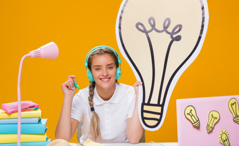 como-o-marketing-educacional-ajuda-sua-escola Estudante sorridente com fones de ouvido e livros coloridos ao fundo, representando o impacto do marketing educacional na divulgação de escolas e suas iniciativas.