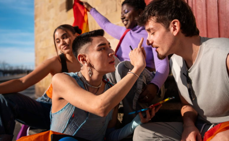 dia-internacional-do-orgulho-lgbt Grupo de jovens LGBTQ+ celebrando o dia internacional do orgulho LGBT com diálogo e convivência, exibindo orgulho e resistência.
