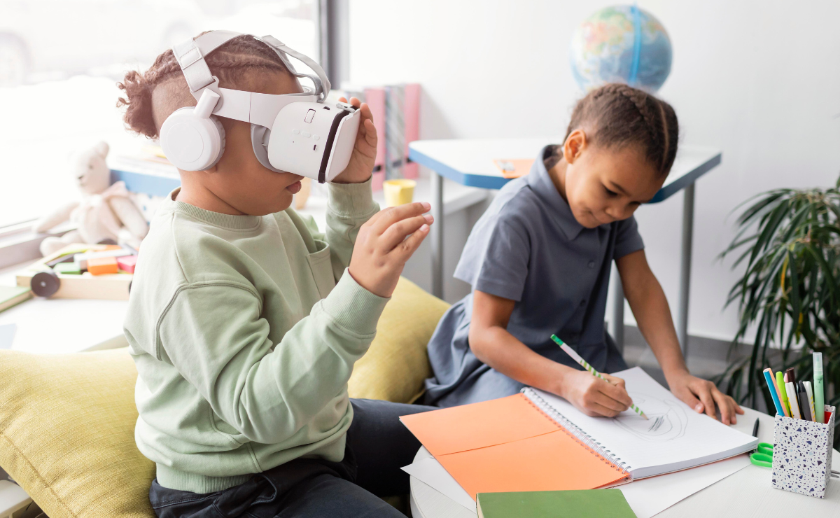 Imagem de duas crianças em sala de aula, uma usando óculos de realidade virtual e outra escrevendo em caderno, ilustrando como integrar IA na rotina pedagógica.