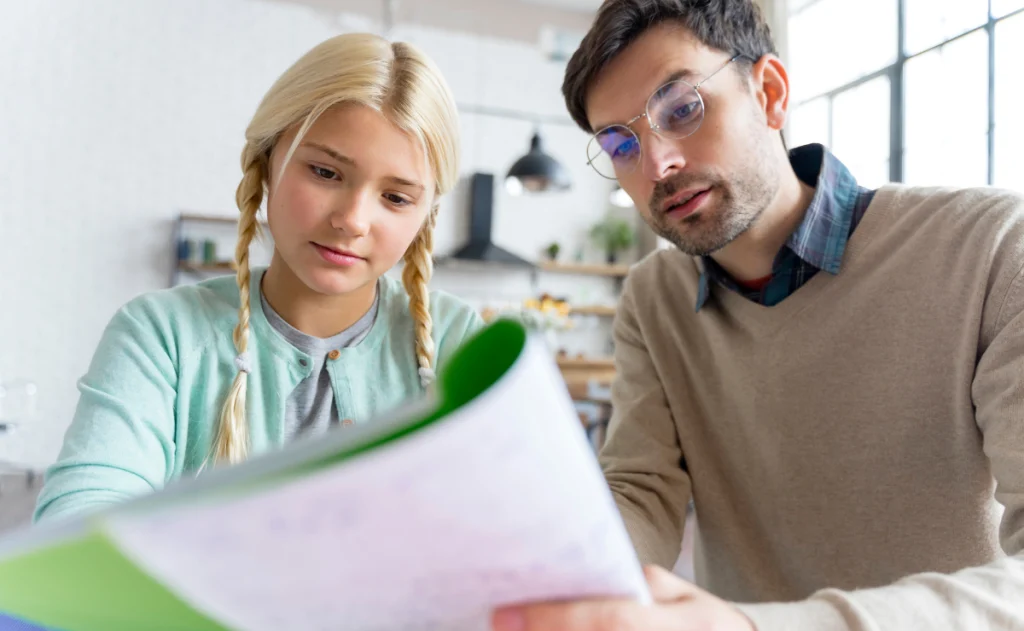 Professor ajudando estudante a se preparar para a redação do ENEM, ensinando técnicas de redação e leitura crítica para melhorar o desempenho na prova.