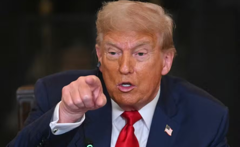 mudancas-de-taxacao-trump-na-redacao-do-enem Imagem de Donald Trump durante uma fala, relacionado a mudanças de taxação e política econômica, contextualizando a temática de política internacional e suas repercussões.