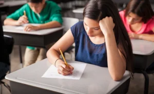 Jovem estudante fazendo a redação do ENEM 2025 com foco na obtenção da nota máxima