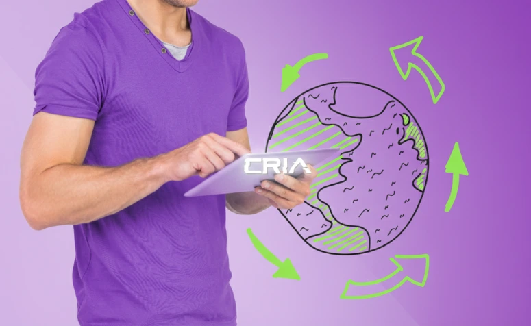 Pessoa segurando um tablet com ilustrações do planeta Terra e ícones relacionados à sustentabilidade e meio ambiente, representando ações ambientais e mudanças climáticas, com fundo roxo.